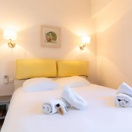 Renting Chez Sophie - 2 Bedroom 2-4pers Terrace Sea View Pool Garage *