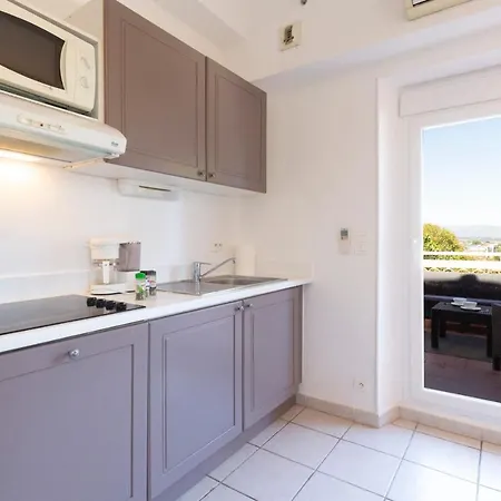 Renting Chez Sophie - 2 Bedroom 2-4pers Terrace Sea View Pool Garage Antibes