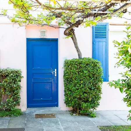 Renting Chez Sophie - 2 Bedroom 2-4pers Terrace Sea View Pool Garage Apartment